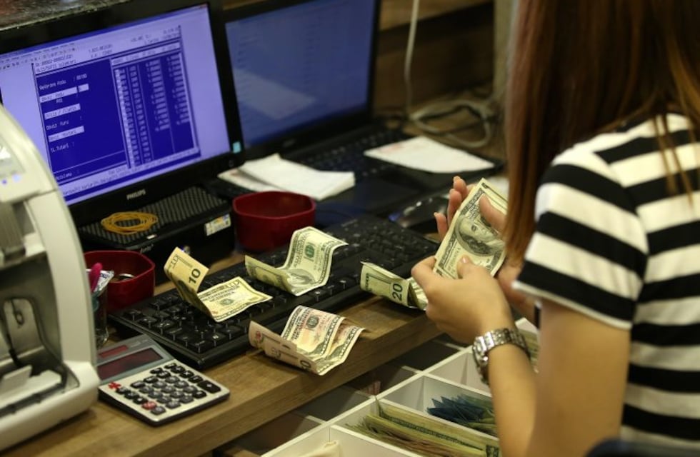El dólar volvió a bajar y en algunos bancos ya se vende a $42,90