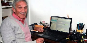 Un jubilado de Lanús enseña a hacer trámites por internet: \