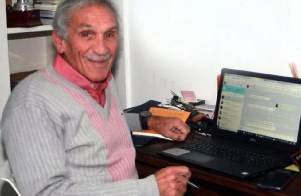 Un jubilado de Lanús enseña a hacer trámites por internet: "No existe la abuela o el abuelo incapaz"