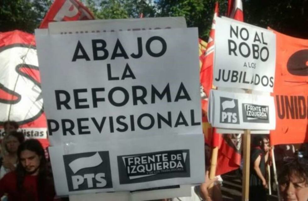 Partidos de Izquierda marchan en contra de la reforma previsional