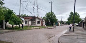 Fuerte temporal en Tucumán provocó voladura de techos y caída de postes (Web)\u002E