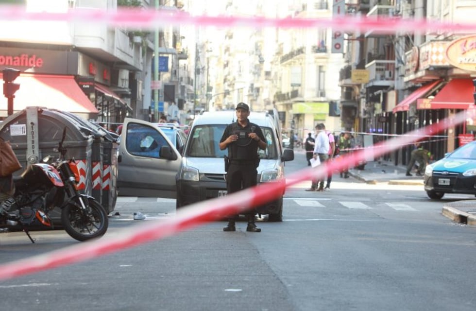 Buscan a los dos prófugos y sigue internado el delincuente baleado en el Microcentro