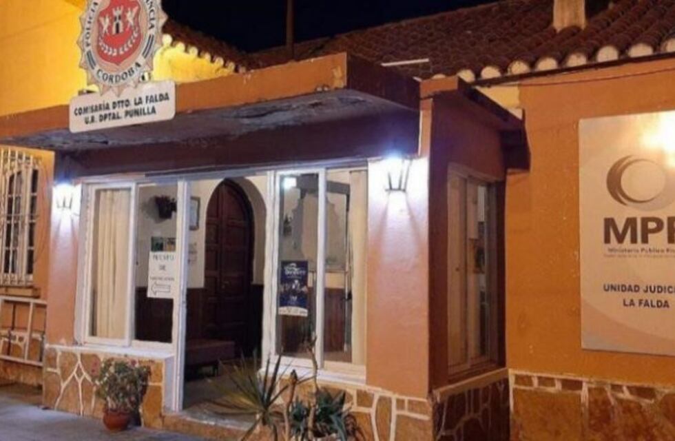 Impactó contra un poste en La Falda pero resultó ileso