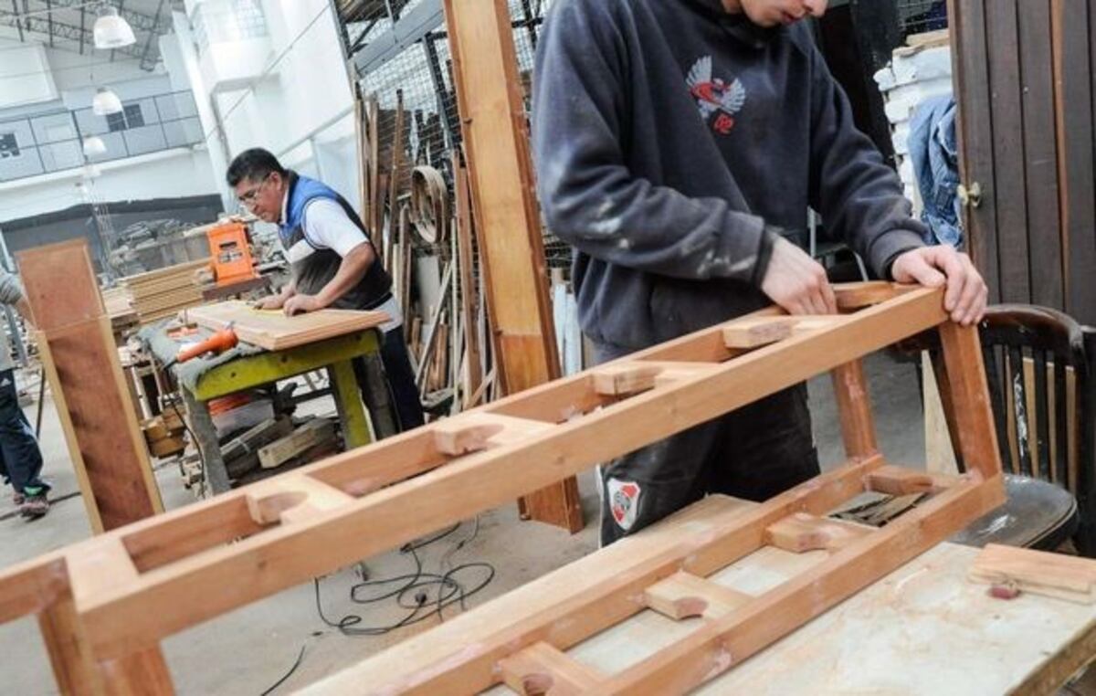 Internos de Olmos donaron atriles, pizarrones y sillas a un Jardín Maternal de Los Hornos\u002E Fotos: El Día