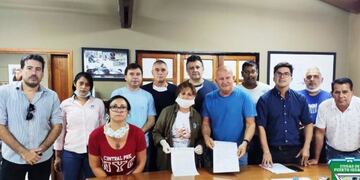 Claudio Filippa, el inentendente de Iguazú, junto a los concejales que apoyaron su pedido de un puente entre Foz do Iguaçú y Buenos Aires\u002E (MisionesOnline)