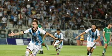 El festejo de Bradán tras convertir el penal con el que Gimnasia de Jujuy se ponía en ventaja.