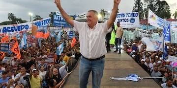 Jaldo enfatizó que su gobierno trabaja para todos, sin distinción de banderías políticas, y llamó a la unidad y al diálogo para sacar adelante al país.