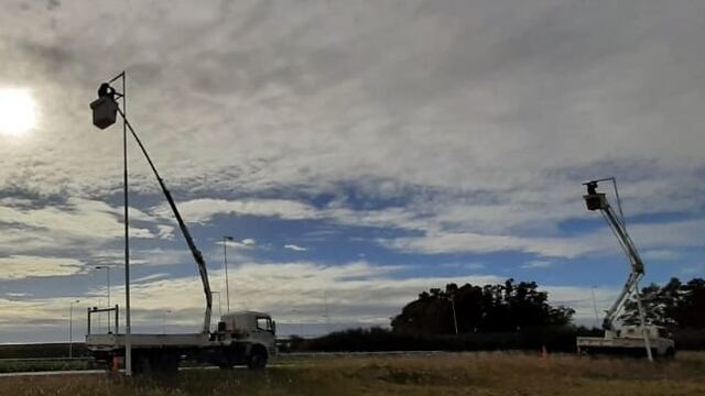 Recambio de luminarias en Puente Naranja.