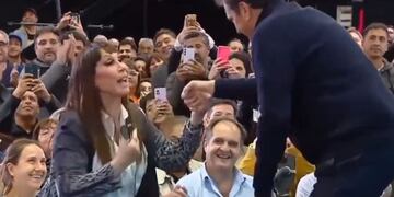 Moria Casán frenó el acto de Sergio Massa para saludarlo porque se tenía que ir al Bailando (Captura de pantalla)