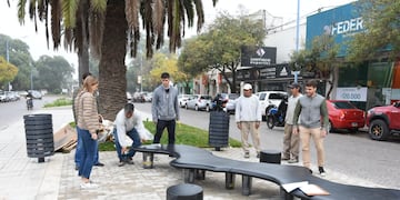 Bancos y cestos, los primeros elementos del mobiliario para los canteros del Bv. Santa Fe