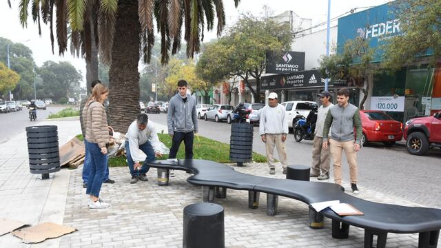 Bancos y cestos, los primeros elementos del mobiliario para los canteros del Bv. Santa Fe
