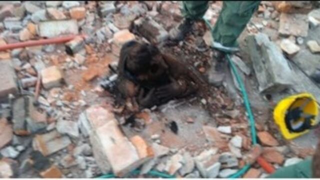 Joven quedó atorado en la chimenea tras intentar entrar a la casa de su ex.