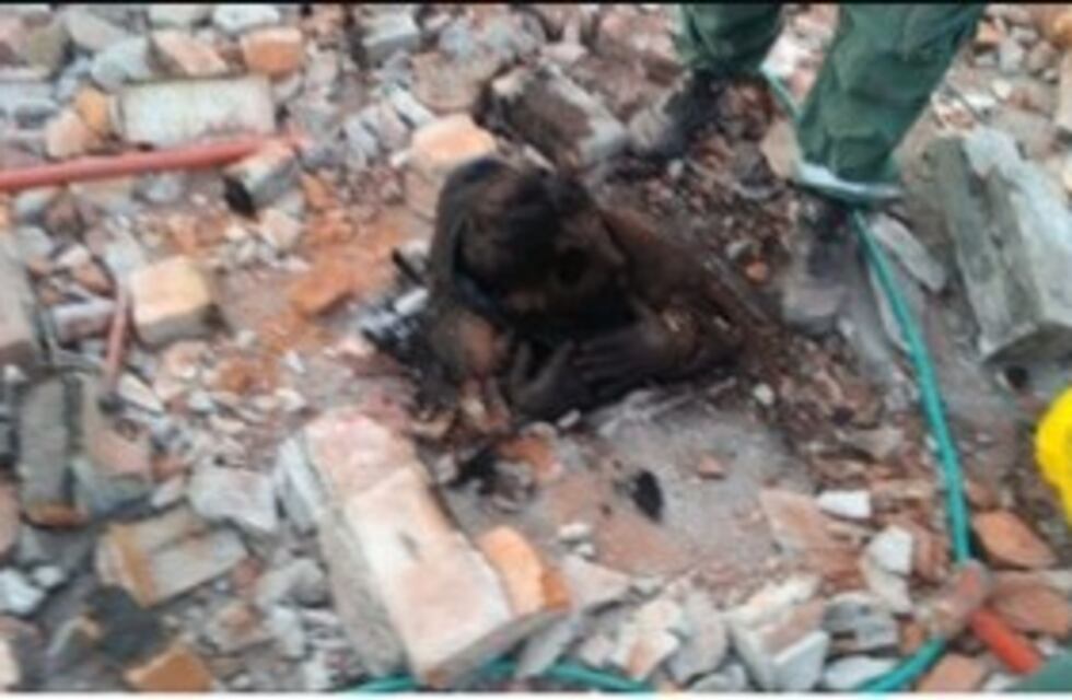 Quiso entrar a la casa de su ex por la chimenea y quedó atorado