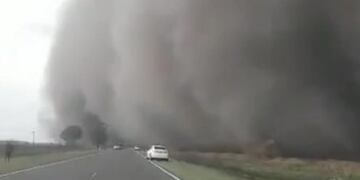 Un video en la ruta de Córdoba provocó la duda de los usuarios: ¿qué hacer cuando hay humo en el camino?