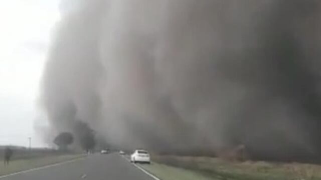 Un video en la ruta de Córdoba provocó la duda de los usuarios: ¿qué hacer cuando hay humo en el camino?