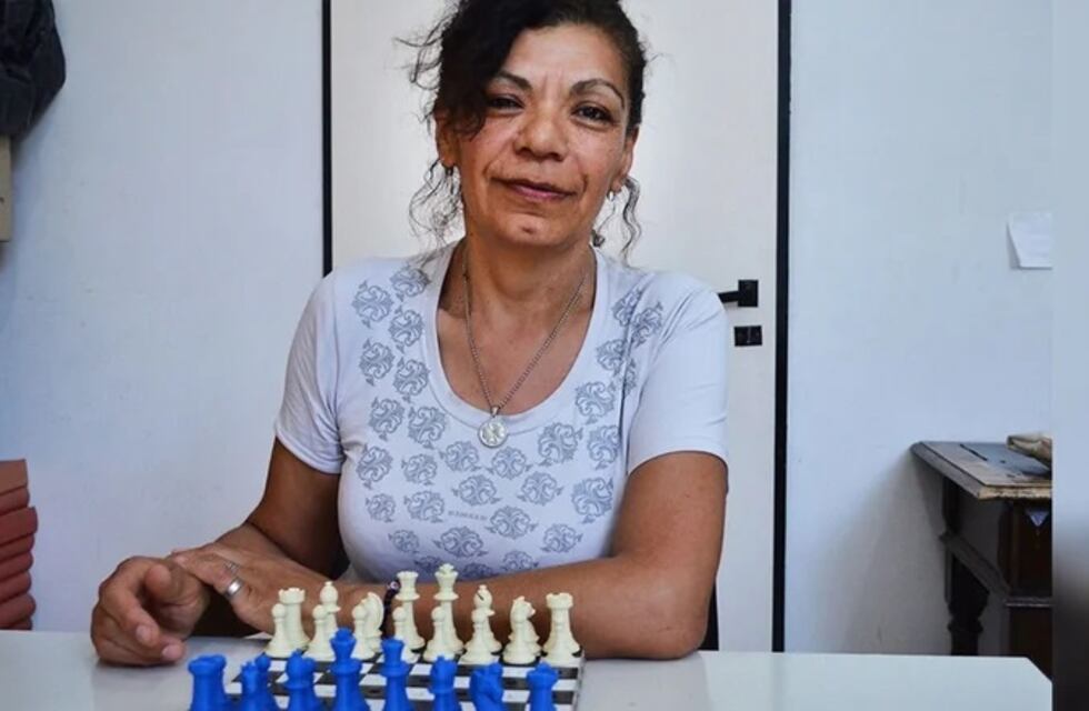 Una villamercedina diseñó un ajedrez adaptado para personas ciegas y necesita ayuda para seguir con el emprendimiento