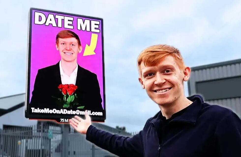 Insólito, pero real: un joven nunca tuvo una cita y pagó un cartel publicitario en la calle para promocionarse