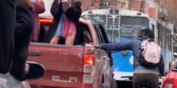 Dos cordobesas vivieron un momento particular con un ciclista.