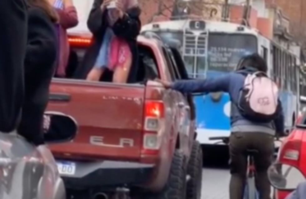 ¿Quién se ha tomado todo el vino?: dos jóvenes se recibieron en Córdoba y en el festejo vivieron algo particular