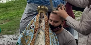 Conmovedor: la Virgen del Valle fue al encuentro de un peregrino que fue de Tucumán a Catamarca en silla de ruedas