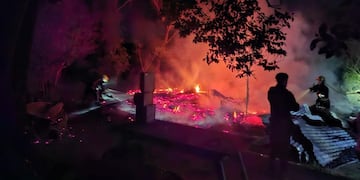 Incendio destruyó una vivienda en San Javier durante la madrugada.