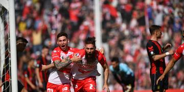 Watson, autor del primero, acompaña en el festejo a Parnisari, que marcó el segundo de Instituto ante Deportivo Madryn. (Pedro Castillo / La Voz)