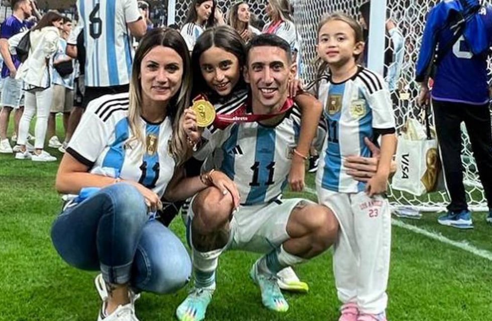 Otro gol: Ángel Di María cantó “3 estrellas en el conjunto” con su familia