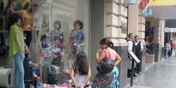 Aunque tengan que pagar doble, los comercios piensan que les conviene abrir en este feriado que llega a principio de mes\u002E