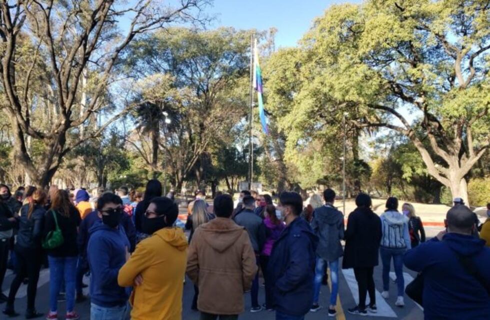 La bandera LGBTIQ+ ya tiene su propio mástil en Parque Sarmiento