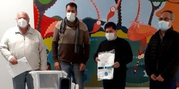 El ministro Alarcón entregó los materiales y recorrió el hospital\u002E