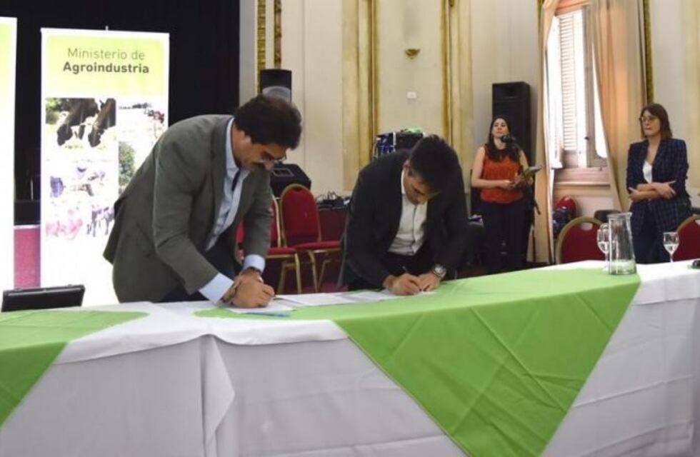 López firmó un convenio de adhesión al DUT junto al ministro Sarquís