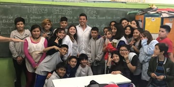 Gallardo se emocionó en la inauguración de una biblioteca con su nombre en su escuela primaria\u002E (Twitter)