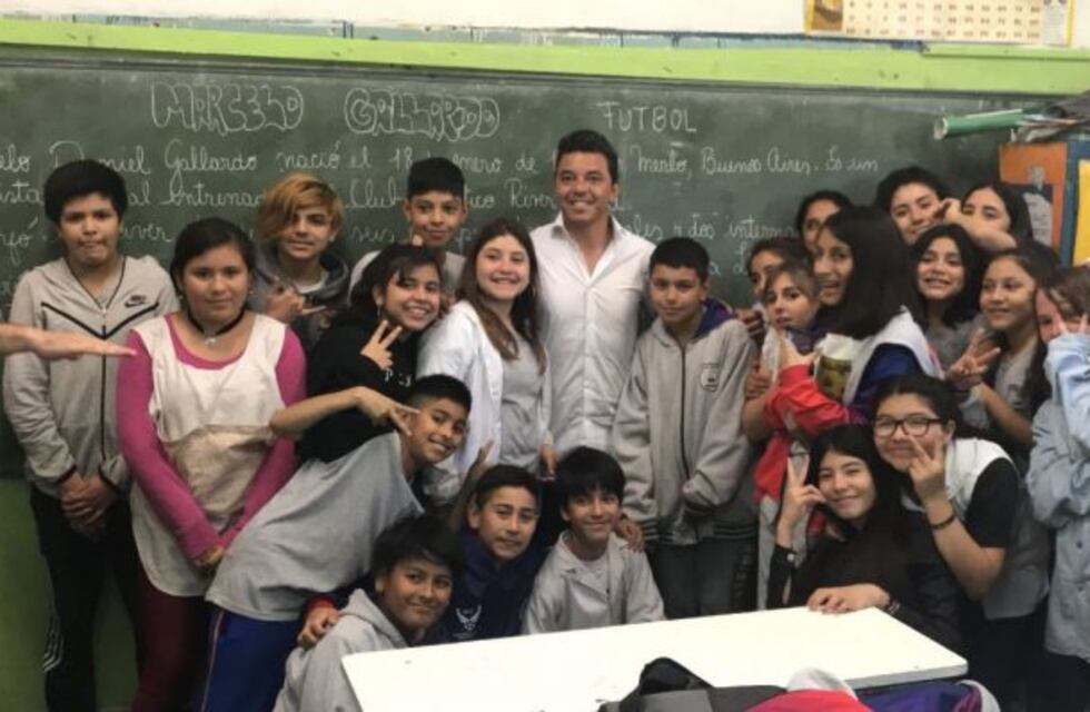 Gallardo se emocionó en la inauguración de una biblioteca con su nombre en su escuela primaria