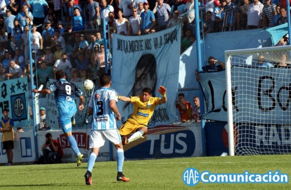Estudiantes goleó a Racing y quedó como único puntero, en la zona B del Torneo Federal B