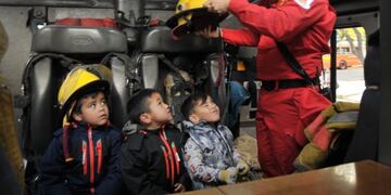 Bomberos Voluntarios de todo Mendoza recorrieron el centro y se pusieron en contacto con la ciudadanía\u002E