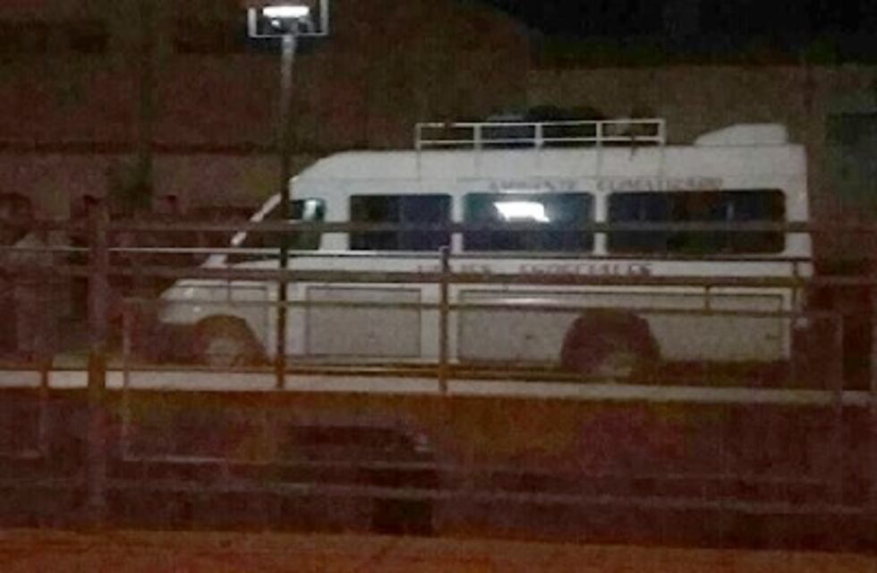 Un chofer se cayó del techo de un micro en Huinca Renancó