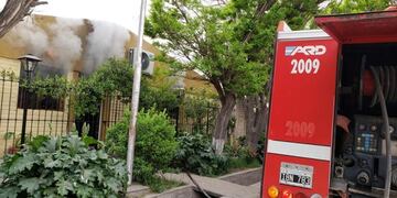 Dos incendios en simultáneo, se quemó una casa y un bar