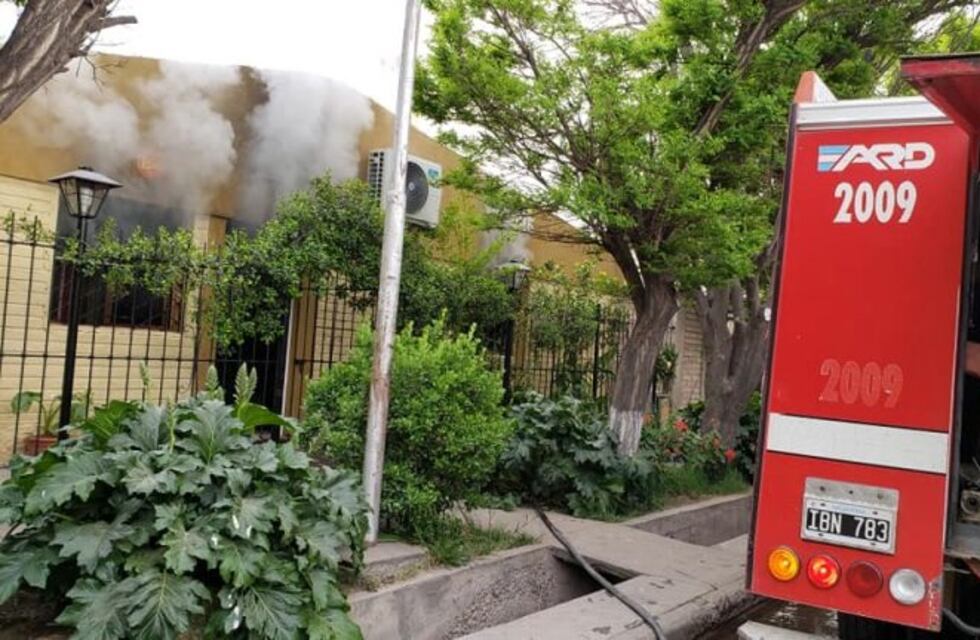 Dos incendios en simultáneo, se quemó una casa y un bar