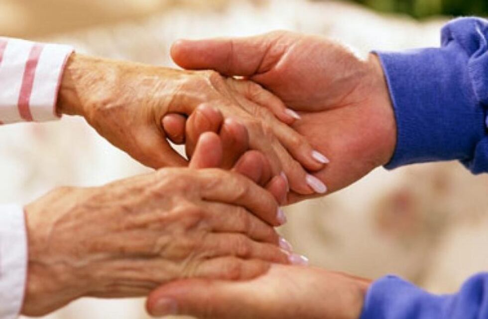 San Carlos se solidariza con una pareja de abuelos solos y enfermos