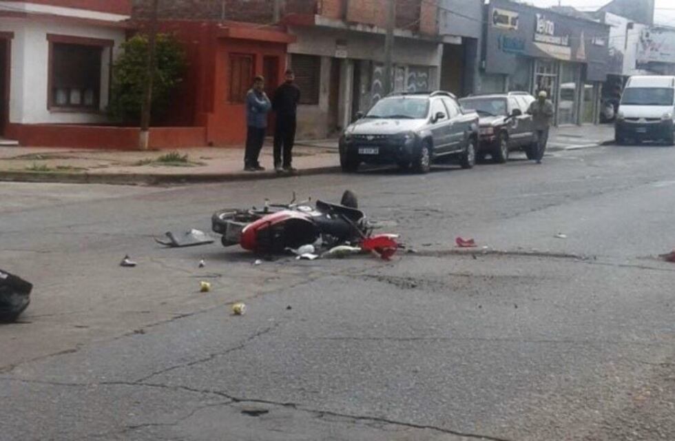 Un herido en un choque entre una moto y un auto