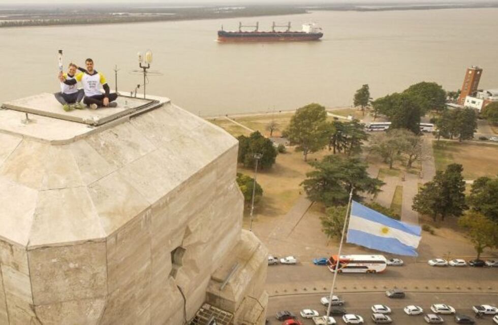 La antorcha olímpica de la juventud llegó a Rosario y pasó por el Monumento a la Bandera