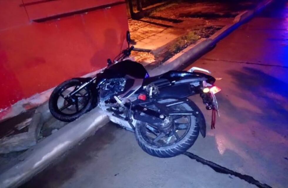 Un motociclista falleció al chocar contra un kiosco metálico