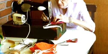 Ilse Buddenberg en su casa de Eldorado donde cose barbijos, camisolines y otras prendas para el Hospital Samic\u002E (Facebook de la familia y Eldorado en el Recuerdo)