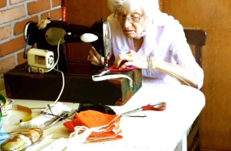 Con 89 años no se rinde y cose barbijos en su casa para el Samic de Eldorado