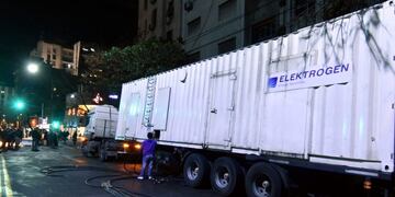 BUENOS AIRES 26/07/2016, VECINOS DEL BARRIO PORTEu00d1O DE CABALLITO CORTARON ESTA NOCHE EL TRu00c1NSITO TRAS 20 Du00cdAS SIN SERVICIO ELu00c9CTRICO Y DENUNCIARON QUE LOS GRUPOS ELECTRu00d3GENOS QUE ENVIu00d3 LA EMPRESA EDESUR NO DAN ABASTO. FOTO:DYN/TONY GOMEZ. buenos aires pi