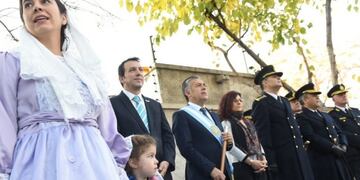 En los Actos Patrios el gobernador recibió honores de la Banda de la Policía de Mendoza\u002E