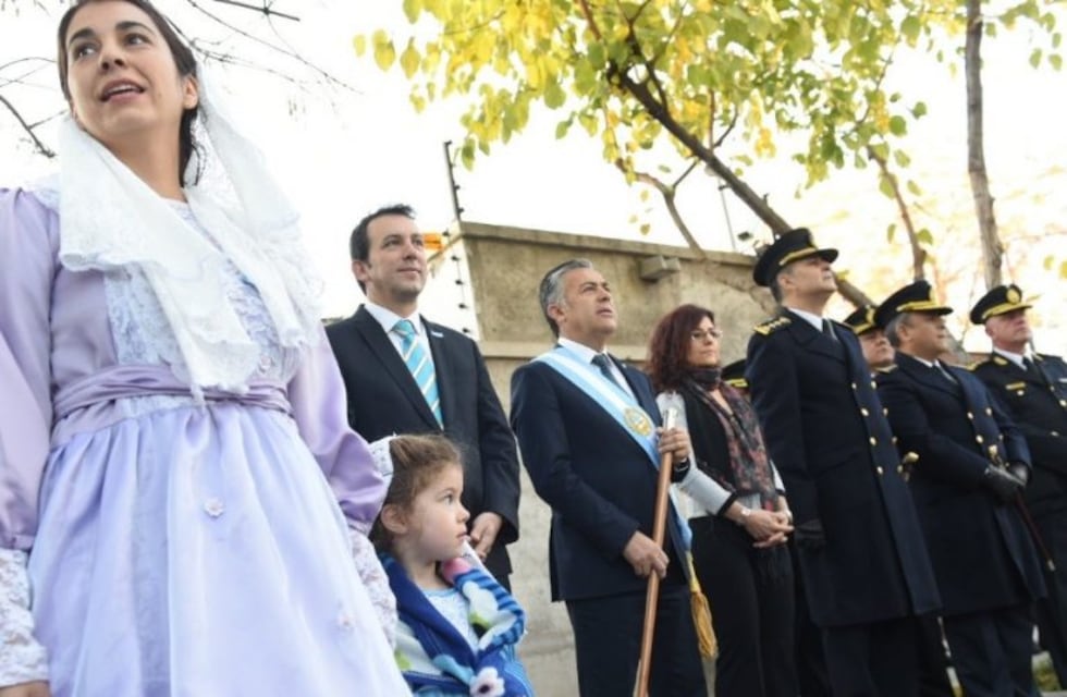 Iniciaron los actos patrios con el Toque de Diana en la casa del gobernador Cornejo