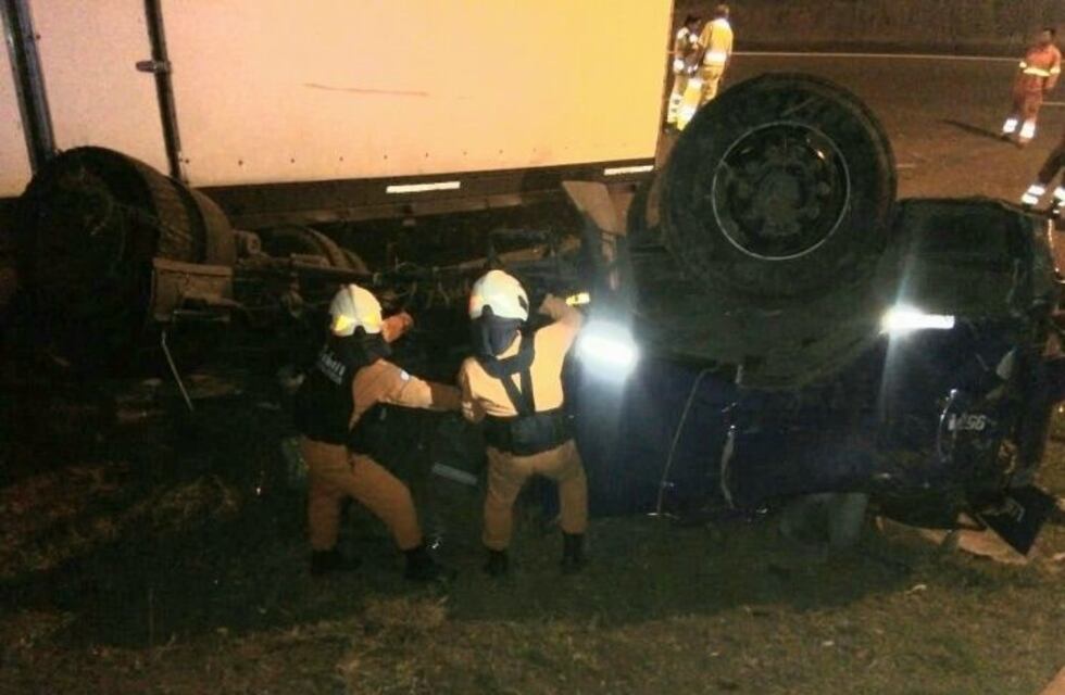 Choque y vuelco de camión en Panamericana: un muerto