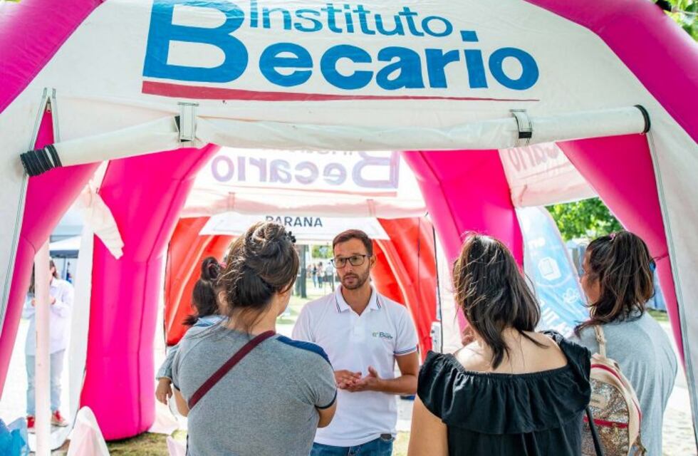 Abrió un stand informativo para trámites de becas en Paraná