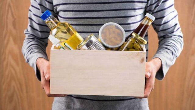 La mujer intercambia su trabajo por alimentos no perecederos o ropa para sus hijos. Foto: imagen ilustrativa (web).